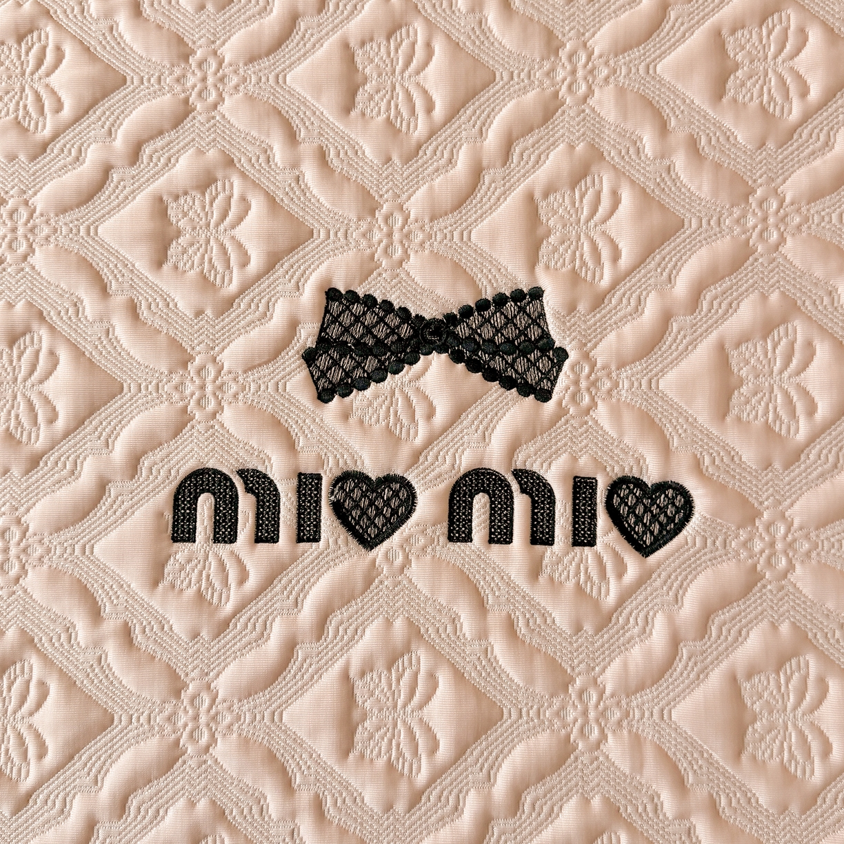 91家纺网 家纺一手货源 找家纺 织雅漫 2026新款刺绣实拍爆款凉豆豆凉席100%PE乙伦绣花可水洗床席席子 蝶韵 冰云粉