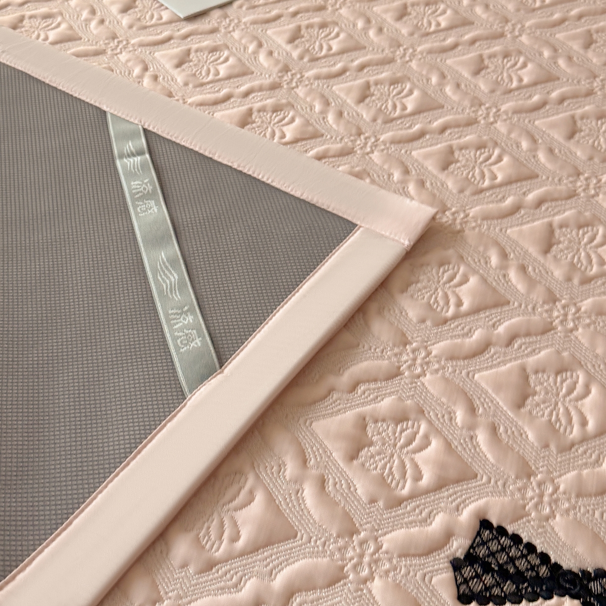 91家纺网 家纺一手货源 找家纺 织雅漫 2026新款刺绣实拍爆款凉豆豆凉席100%PE乙伦绣花可水洗床席席子 蝶韵 冰云粉