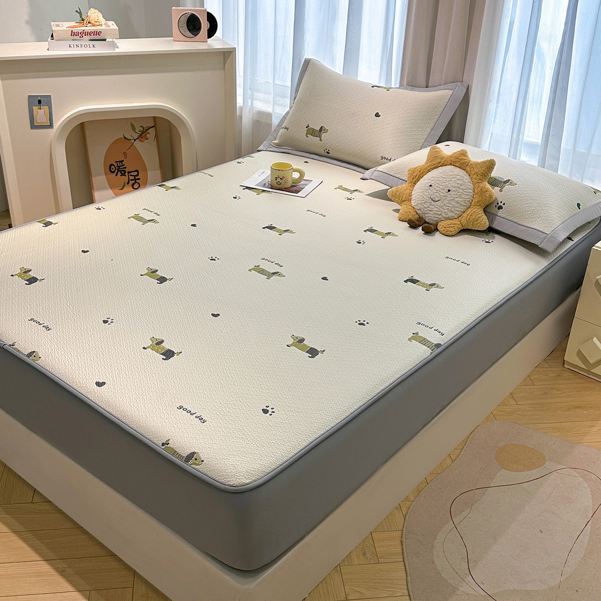 91家纺网 家纺一手货源 找家纺 织雅漫 2026春夏新款卡通乙纶冰豆豆凉席席子-床笠款 腊肠小狗-床笠款