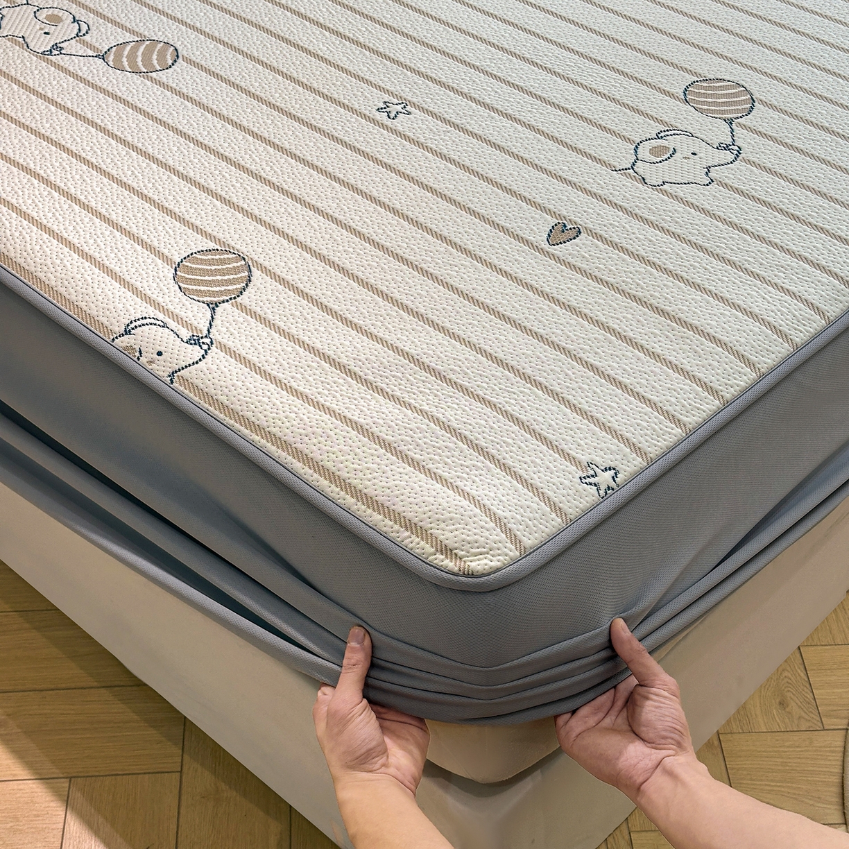 91家纺网 家纺一手货源 找家纺 织雅漫 2026春夏新款卡通乙纶冰豆豆凉席席子-床笠款 条纹小象-床笠款