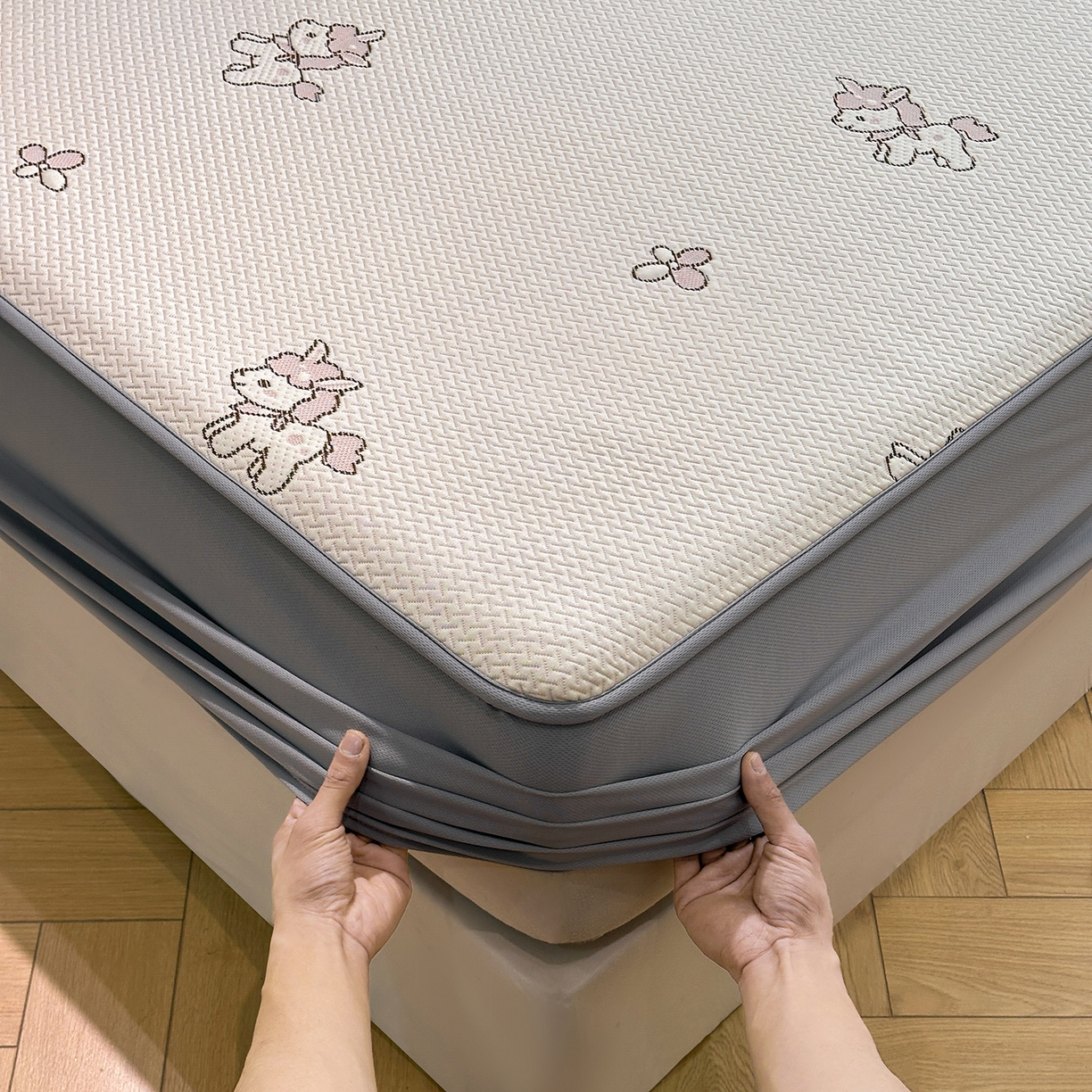 91家纺网 家纺一手货源 找家纺 织雅漫 2026春夏新款卡通乙纶冰豆豆凉席席子-床笠款 粉独角兽-床笠款