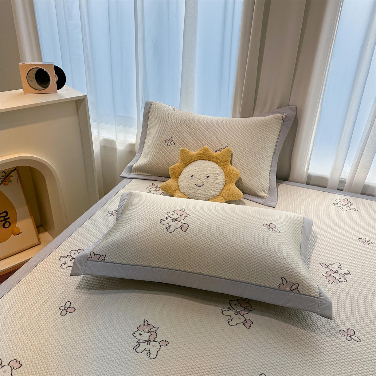 91家纺网 家纺一手货源 找家纺 织雅漫 2026新款卡通实拍小红书爆款凉豆豆凉席100%PE 乙纶凉感可水洗床席席子 粉独角兽