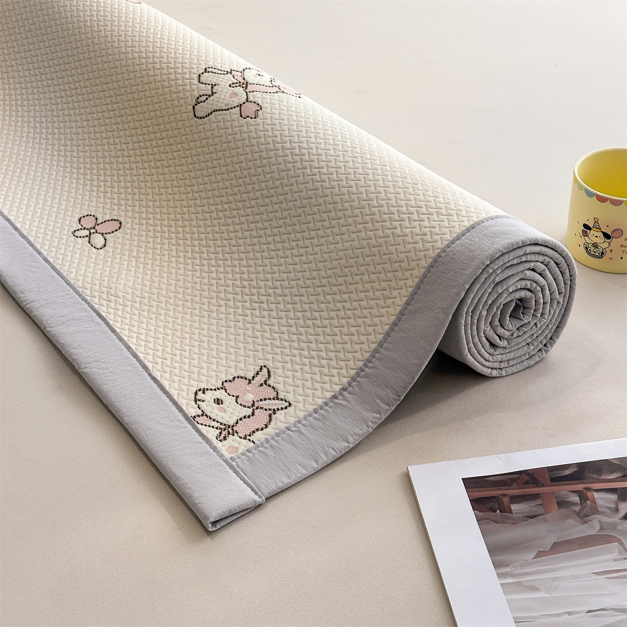 91家纺网 家纺一手货源 找家纺 织雅漫 2026新款卡通实拍小红书爆款凉豆豆凉席100%PE 乙纶凉感可水洗床席席子 粉独角兽