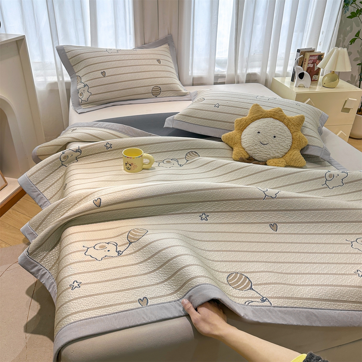 91家纺网 家纺一手货源 找家纺 织雅漫 2026新款卡通实拍小红书爆款凉豆豆凉席100%PE 乙纶凉感可水洗床席席子 条纹小象