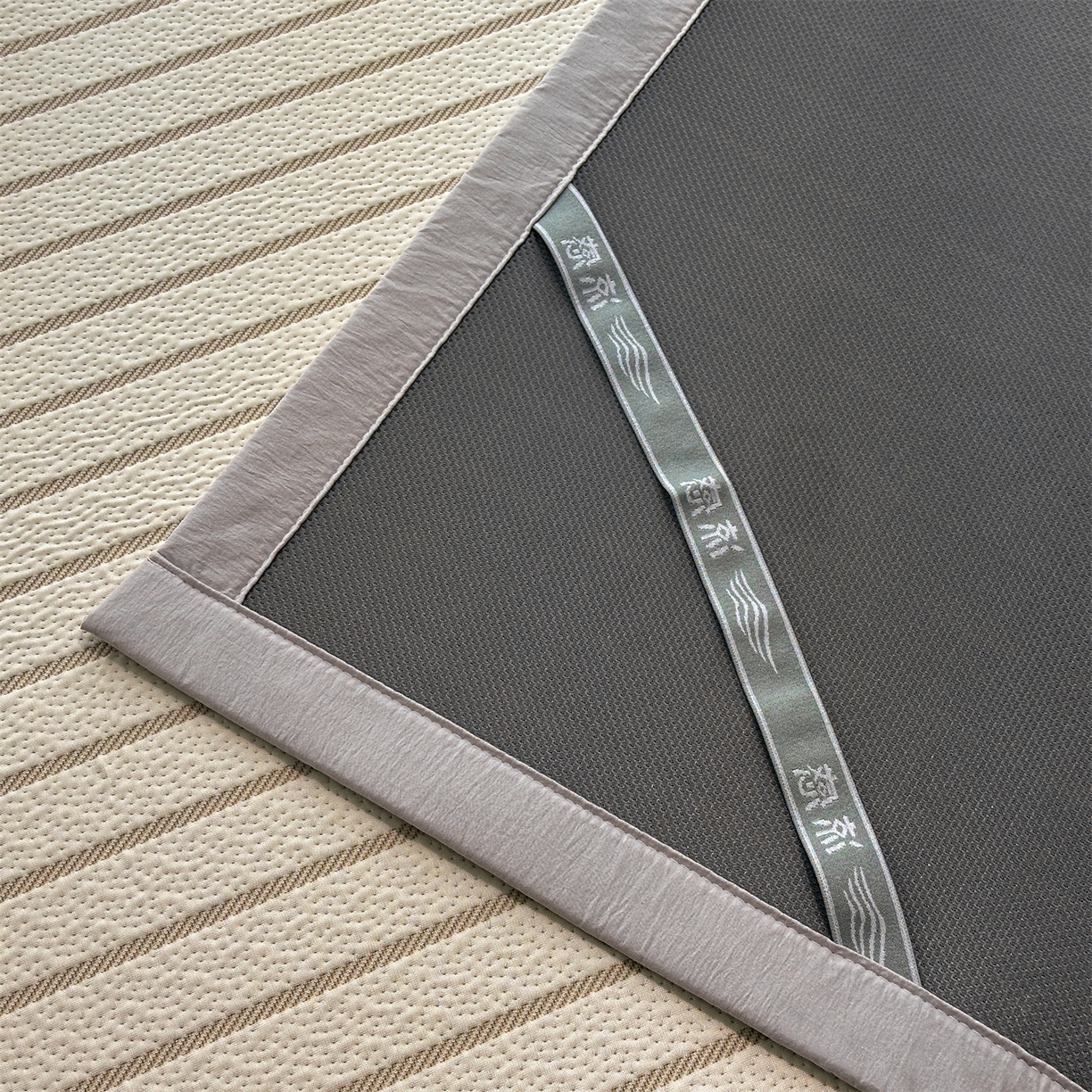 91家纺网 家纺一手货源 找家纺 织雅漫 2026新款卡通实拍小红书爆款凉豆豆凉席100%PE 乙纶凉感可水洗床席席子 条纹小象