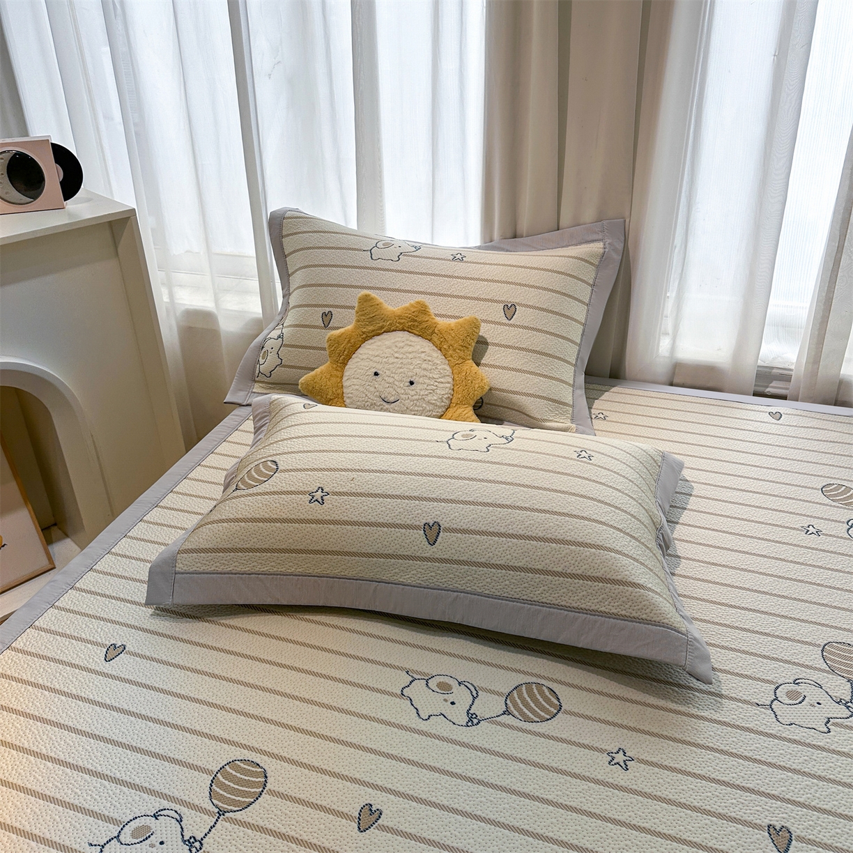 91家纺网 家纺一手货源 找家纺 织雅漫 2026新款卡通实拍小红书爆款凉豆豆凉席100%PE 乙纶凉感可水洗床席席子 条纹小象