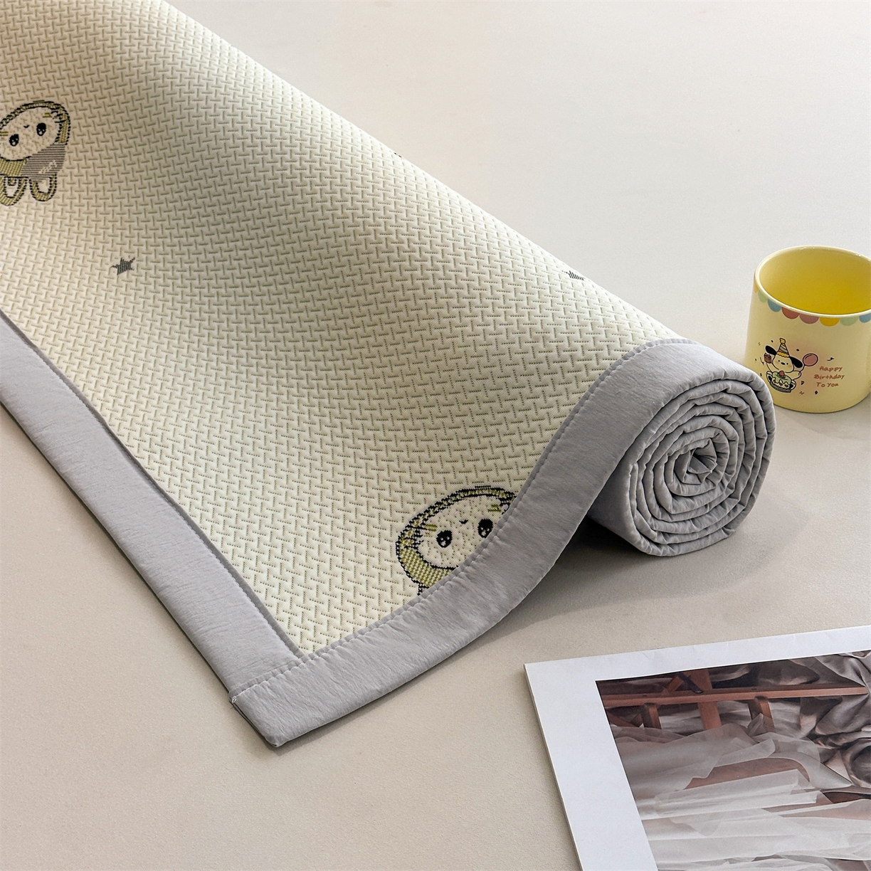 91家纺网 家纺一手货源 找家纺 织雅漫 2026新款卡通实拍小红书爆款凉豆豆凉席100%PE 乙纶凉感可水洗床席席子 可爱布布