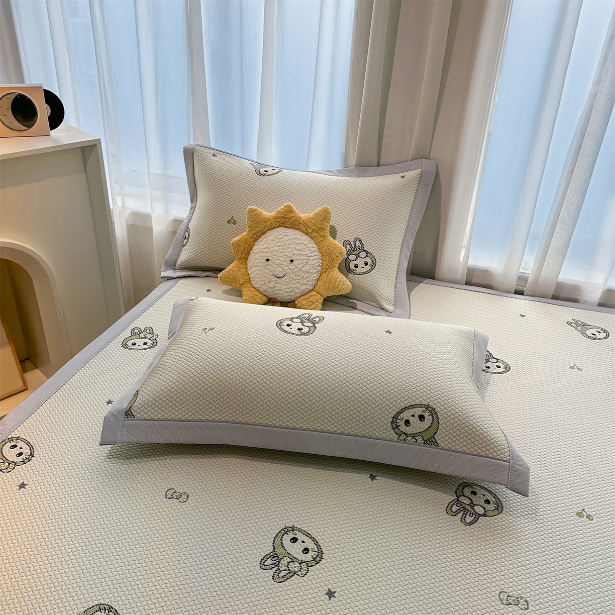 91家纺网 家纺一手货源 找家纺 织雅漫 2026新款卡通实拍小红书爆款凉豆豆凉席100%PE 乙纶凉感可水洗床席席子 可爱布布