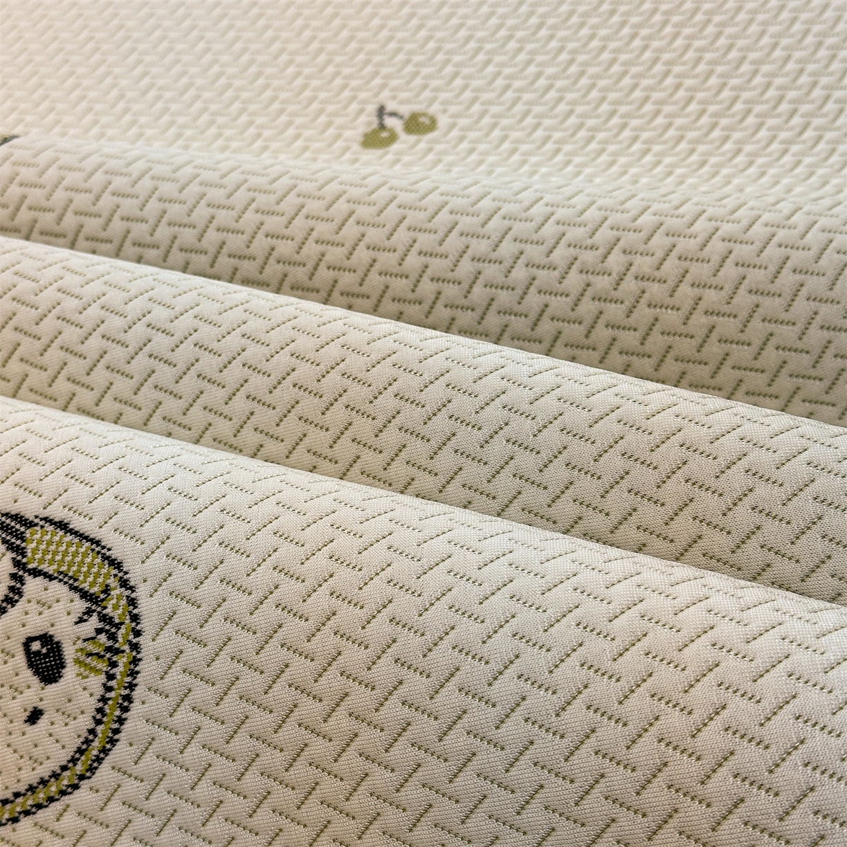 91家纺网 家纺一手货源 找家纺 织雅漫 2026新款卡通实拍小红书爆款凉豆豆凉席100%PE 乙纶凉感可水洗床席席子 可爱布布