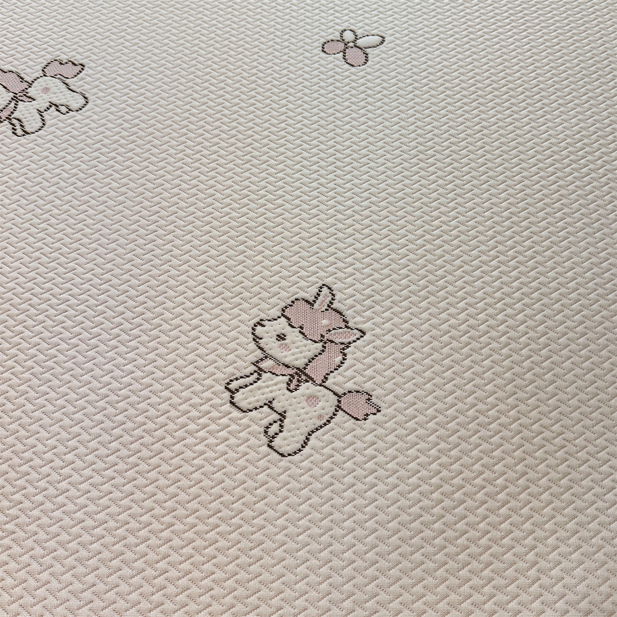 91家纺网 家纺一手货源 找家纺 织雅漫 2026新款卡通实拍小红书爆款凉豆豆凉席100%PE 乙纶凉感可水洗床席席子 粉独角兽