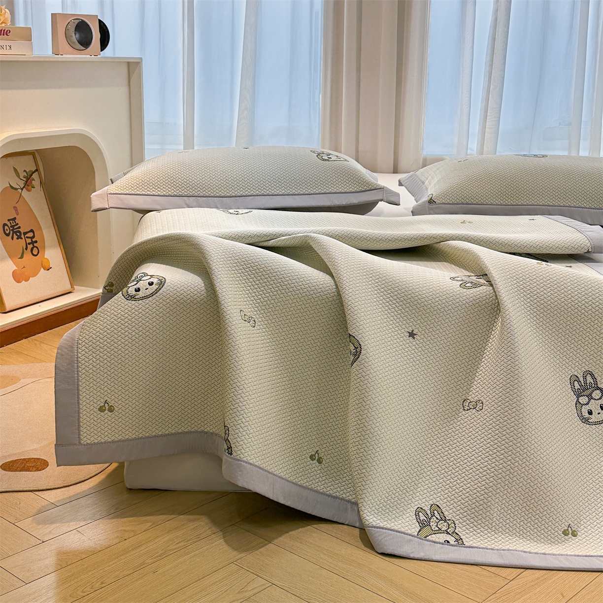 91家纺网 家纺一手货源 找家纺 织雅漫 2026新款卡通实拍小红书爆款凉豆豆凉席100%PE 乙纶凉感可水洗床席席子 可爱布布