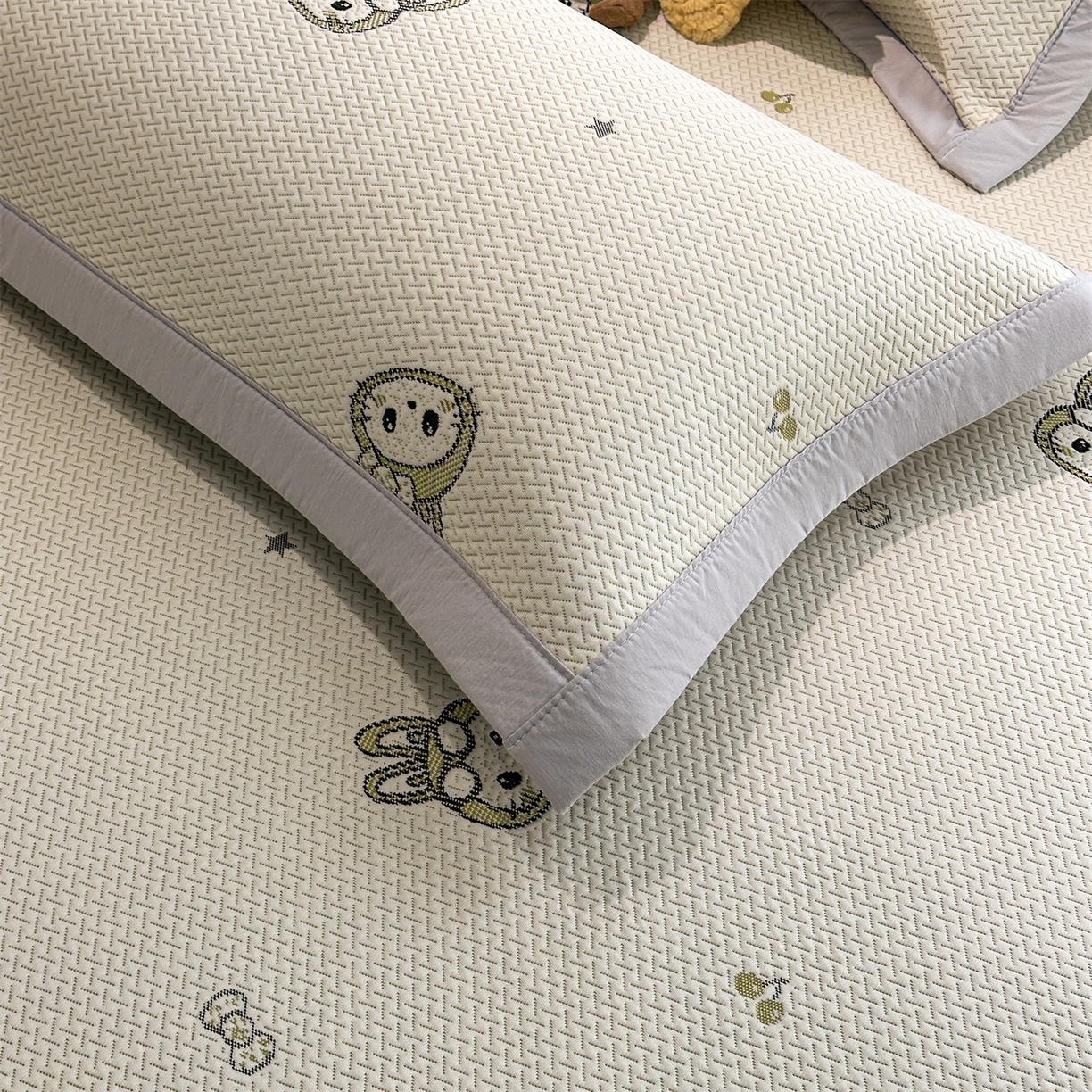 91家纺网 家纺一手货源 找家纺 织雅漫 2026新款卡通实拍小红书爆款凉豆豆凉席100%PE 乙纶凉感可水洗床席席子 可爱布布