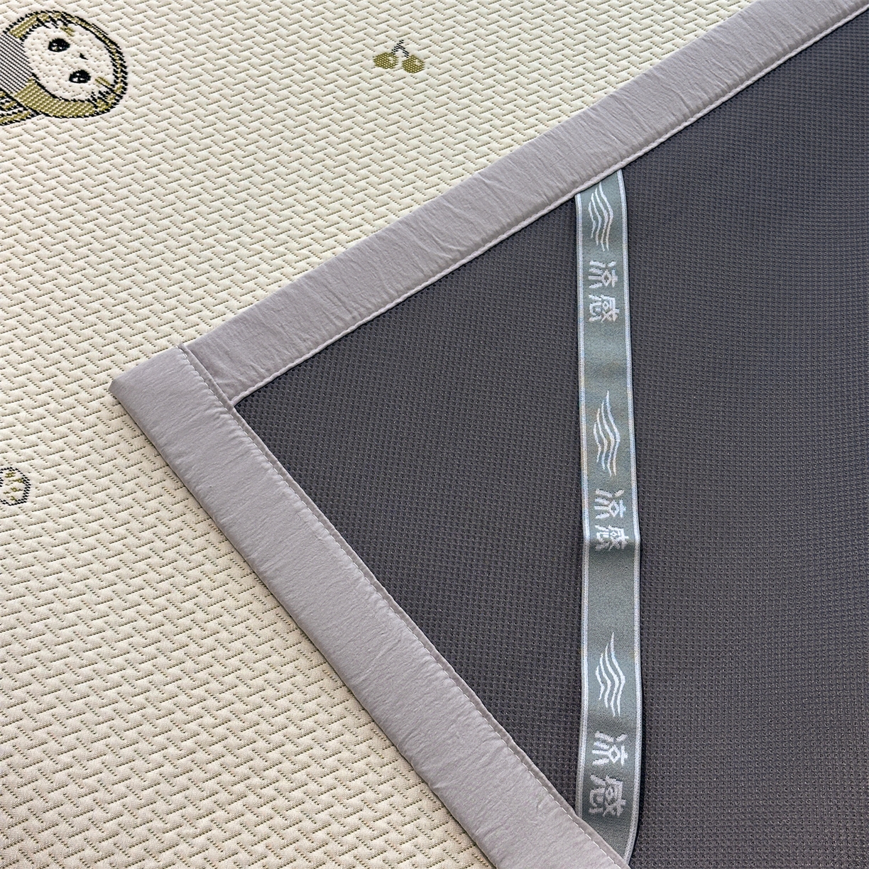 91家纺网 家纺一手货源 找家纺 织雅漫 2026新款卡通实拍小红书爆款凉豆豆凉席100%PE 乙纶凉感可水洗床席席子 可爱布布