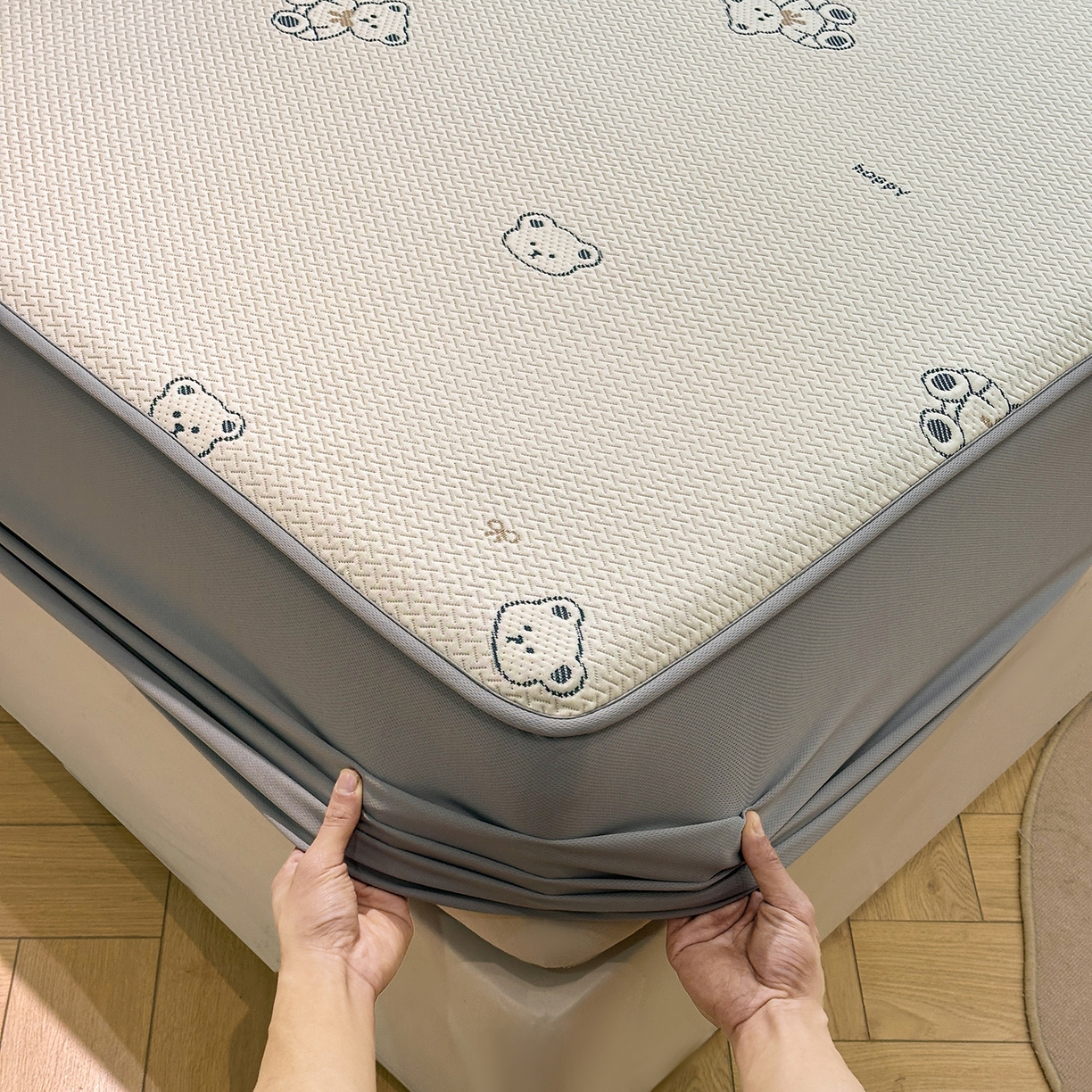 91家纺网 家纺一手货源 找家纺 织雅漫 2026春夏新款卡通乙纶冰豆豆凉席席子-床笠款 蓝蓝小熊-床笠款