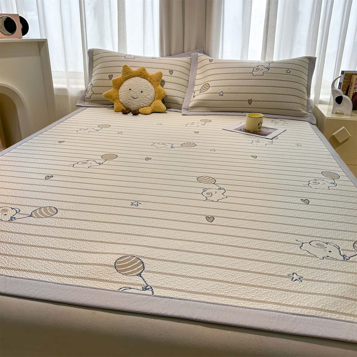 91家纺网 家纺一手货源 找家纺 织雅漫 2026新款卡通实拍小红书爆款凉豆豆凉席100%PE 乙纶凉感可水洗床席席子 条纹小象