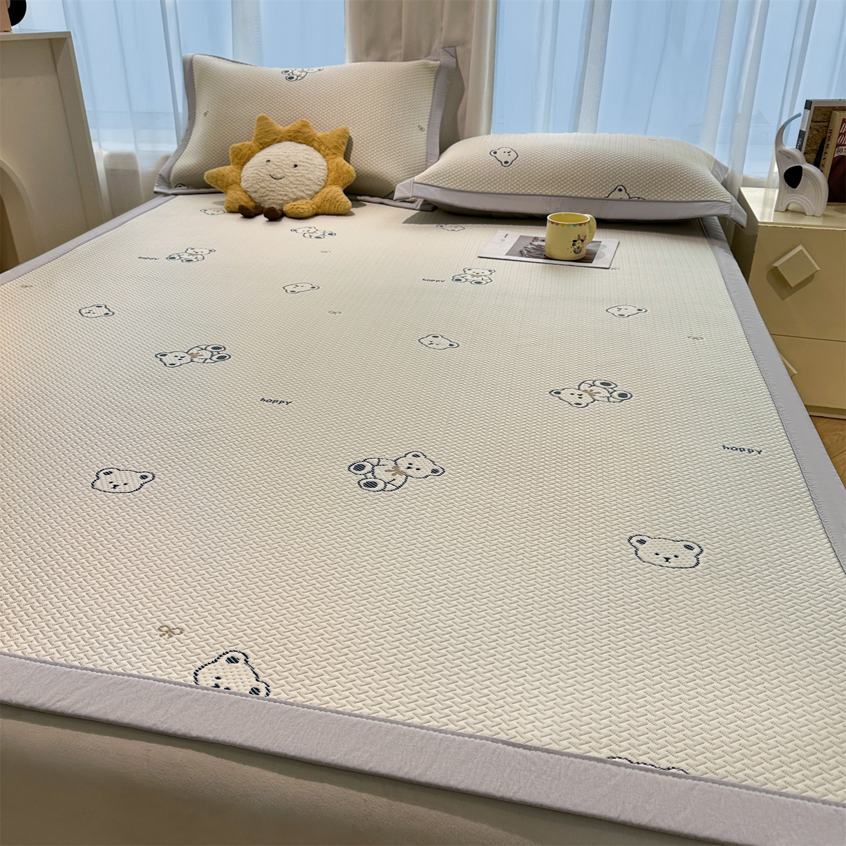 91家纺网 家纺一手货源 找家纺 织雅漫 2026新款卡通实拍小红书爆款凉豆豆凉席100%PE 乙纶凉感可水洗床席席子 蓝蓝小熊