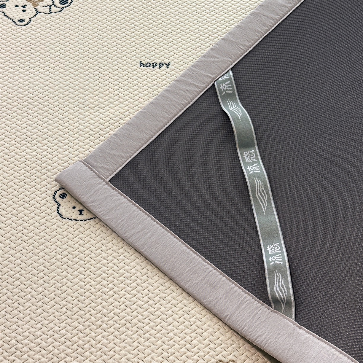 91家纺网 家纺一手货源 找家纺 织雅漫 2026新款卡通实拍小红书爆款凉豆豆凉席100%PE 乙纶凉感可水洗床席席子 蓝蓝小熊