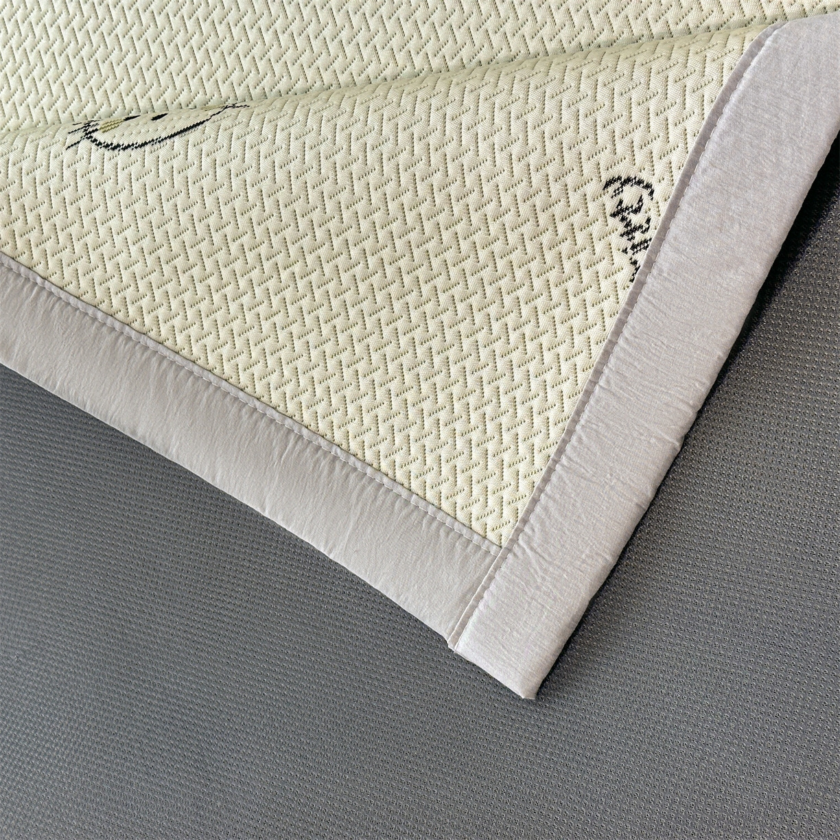 91家纺网 家纺一手货源 找家纺 织雅漫 2026新款卡通实拍小红书爆款凉豆豆凉席100%PE 乙纶凉感可水洗床席席子 梦境KT