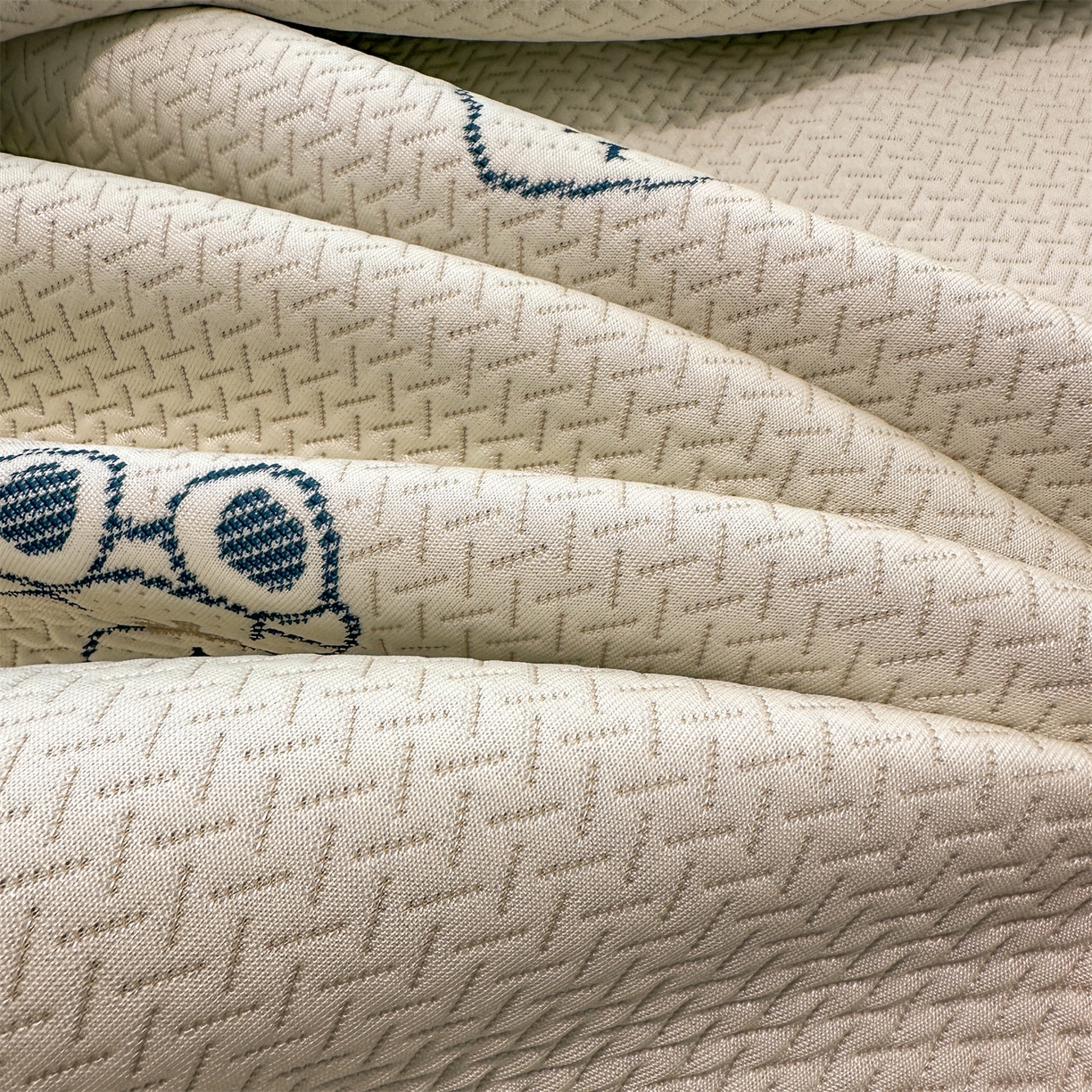 91家纺网 家纺一手货源 找家纺 织雅漫 2026新款卡通实拍小红书爆款凉豆豆凉席100%PE 乙纶凉感可水洗床席席子 蓝蓝小熊