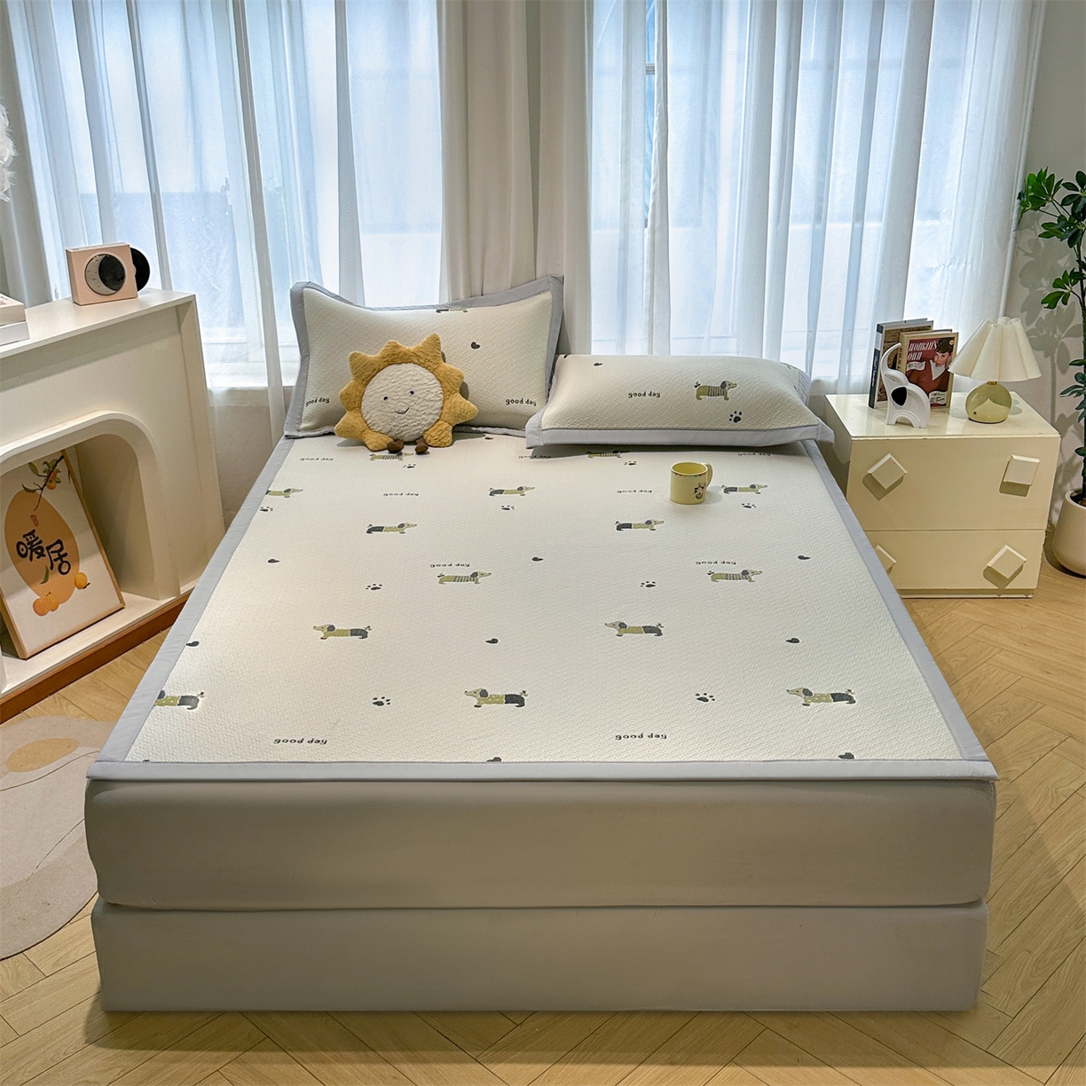 91家纺网 家纺一手货源 找家纺 织雅漫 2026新款卡通实拍小红书爆款凉豆豆凉席100%PE 乙纶凉感可水洗床席席子 腊肠小狗