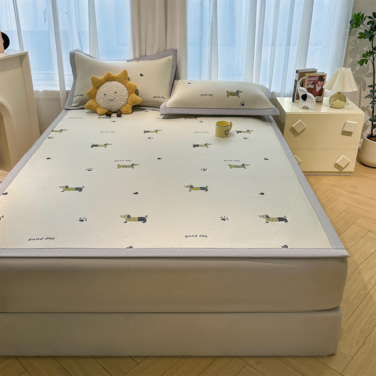 91家纺网 家纺一手货源 找家纺 织雅漫 2026新款卡通实拍小红书爆款凉豆豆凉席100%PE 乙纶凉感可水洗床席席子 腊肠小狗