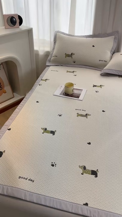 91家纺网 家纺一手货源 找家纺 织雅漫 2026新款卡通实拍小红书爆款凉豆豆凉席100%PE 乙纶凉感可水洗床席席子 腊肠小狗