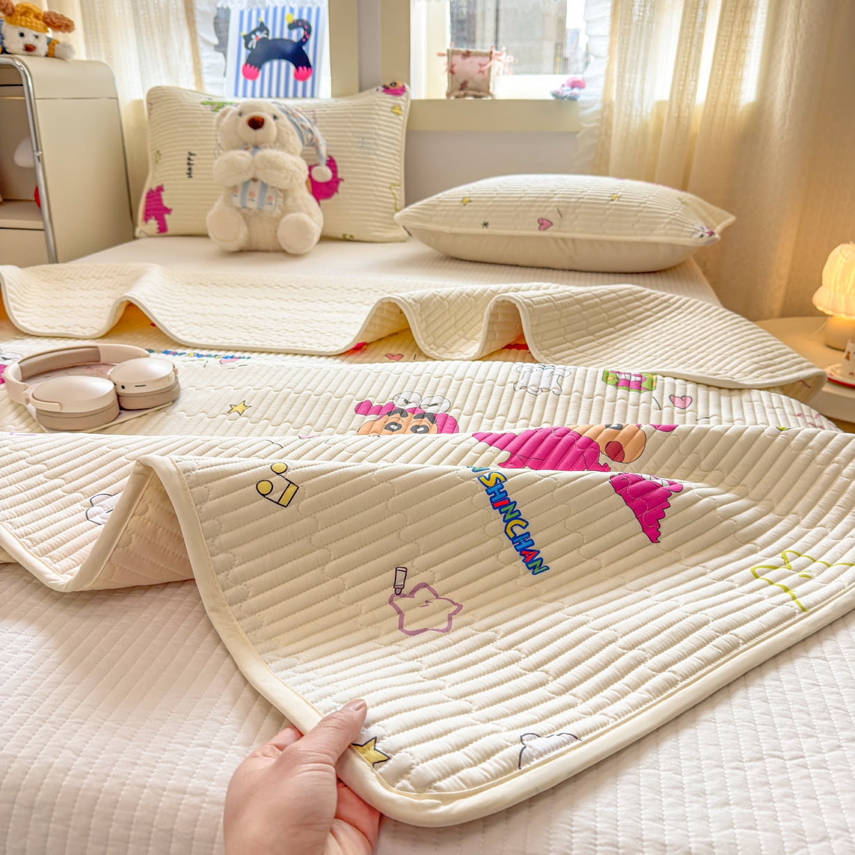 91家纺网 家纺一手货源 找家纺 雅萱家纺 2026新款A面全棉卡通印花蜡笔小新单床盖床盖单件床盖三件套 恐龙小新