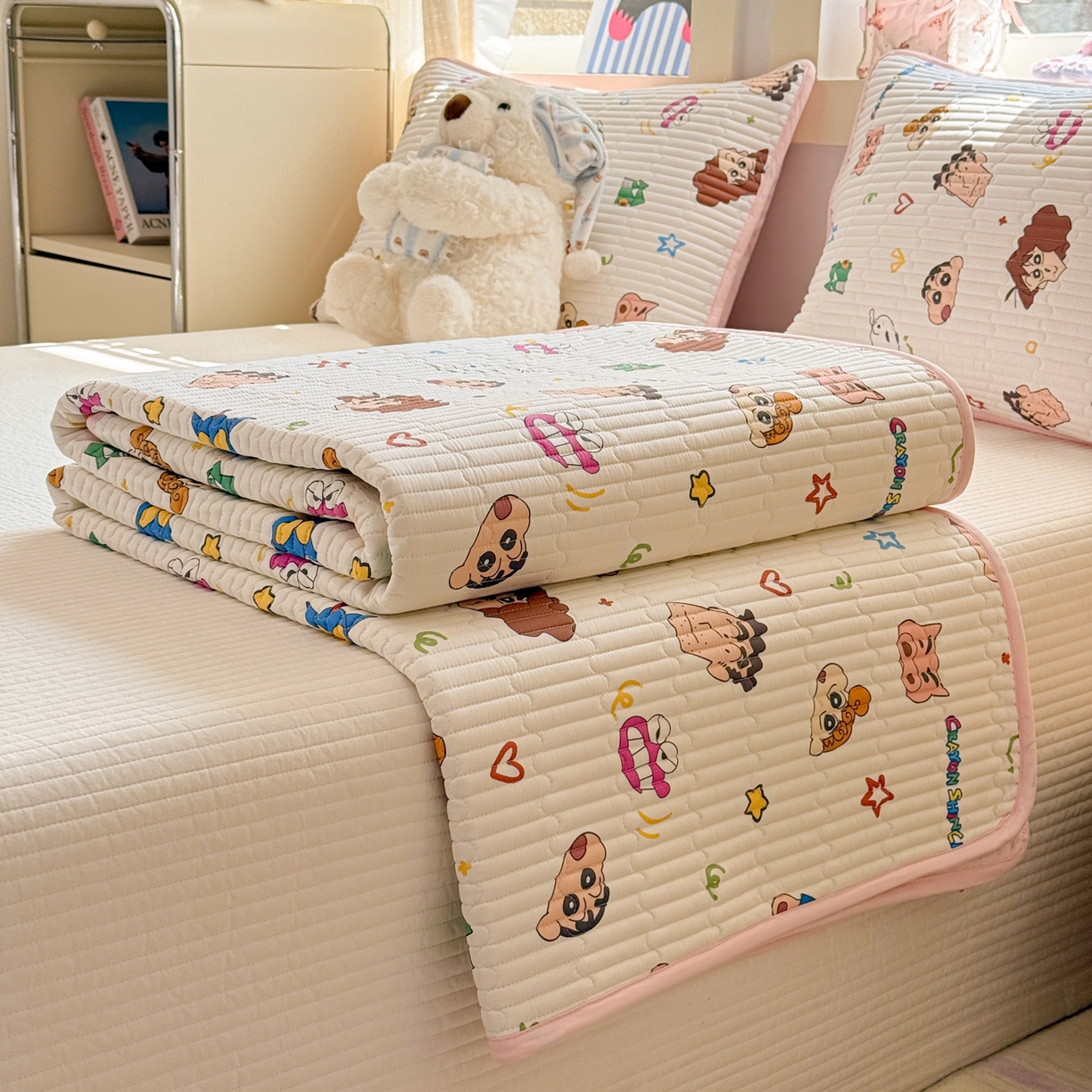 91家纺网 家纺一手货源 找家纺 （总）雅萱家纺 2026新款A面全棉卡通印花蜡笔小新单床盖床盖单件床盖三件套