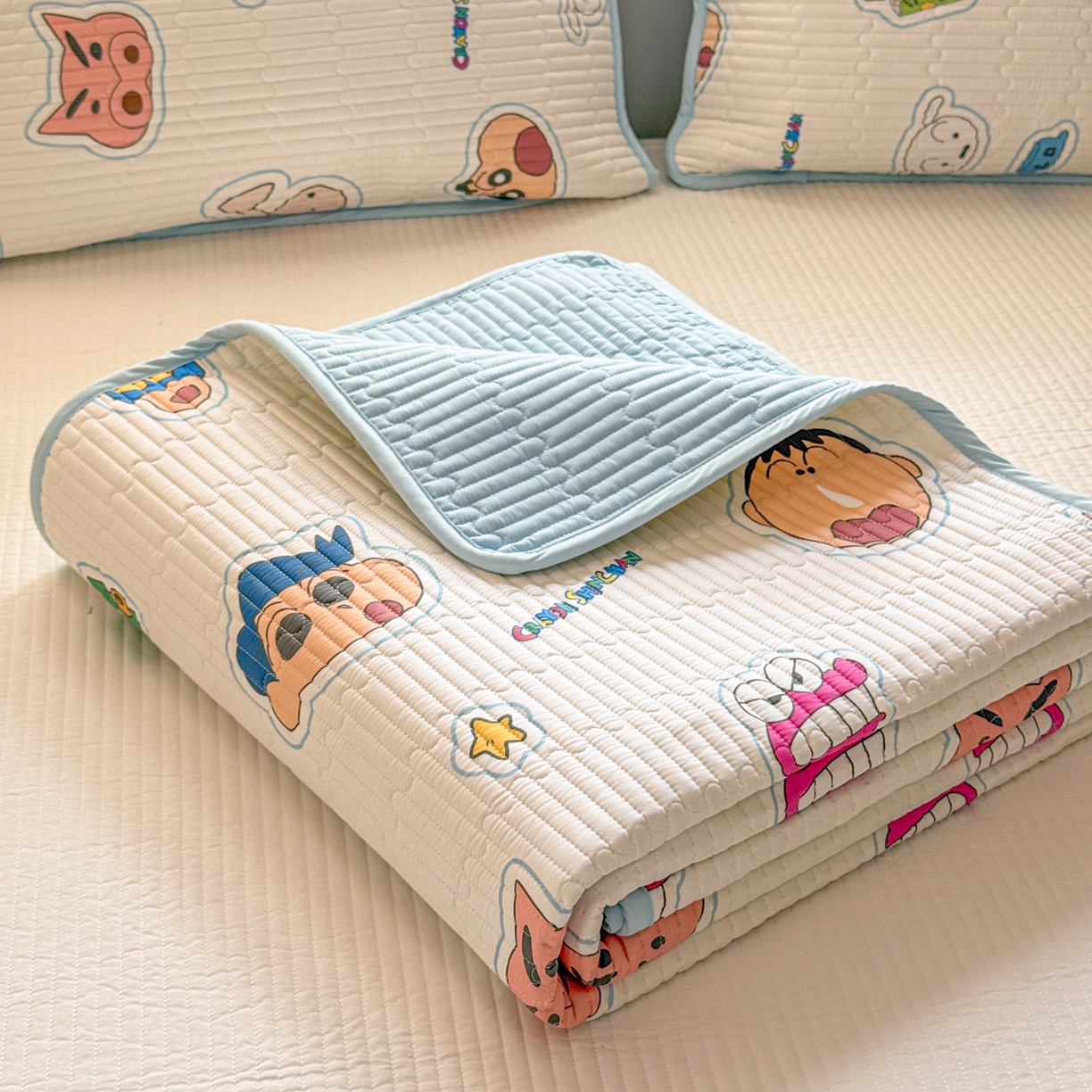 91家纺网 家纺一手货源 找家纺 雅萱家纺 2026新款A面全棉卡通印花蜡笔小新单床盖床盖单件床盖三件套 小新的朋友