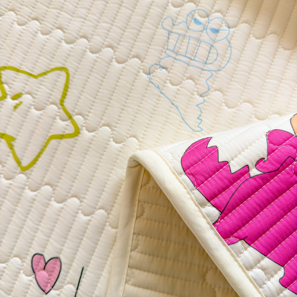 91家纺网 家纺一手货源 找家纺 雅萱家纺 2026新款A面全棉卡通印花蜡笔小新单床盖床盖单件床盖三件套 恐龙小新