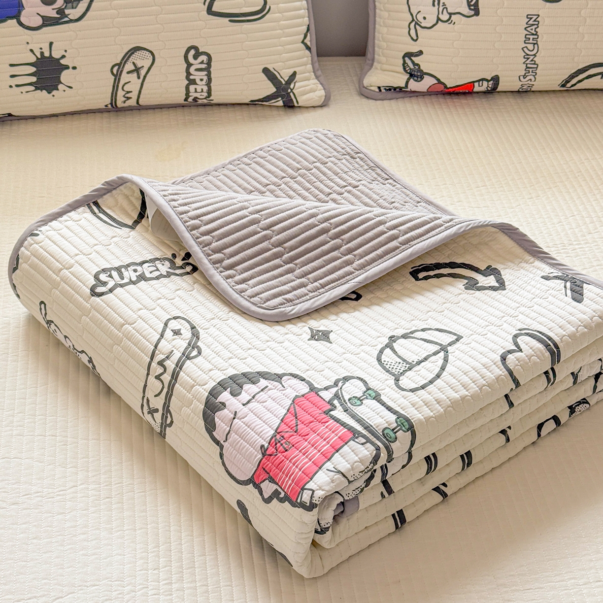 91家纺网 家纺一手货源 找家纺 雅萱家纺 2026新款A面全棉卡通印花蜡笔小新单床盖床盖单件床盖三件套 甜酷小新