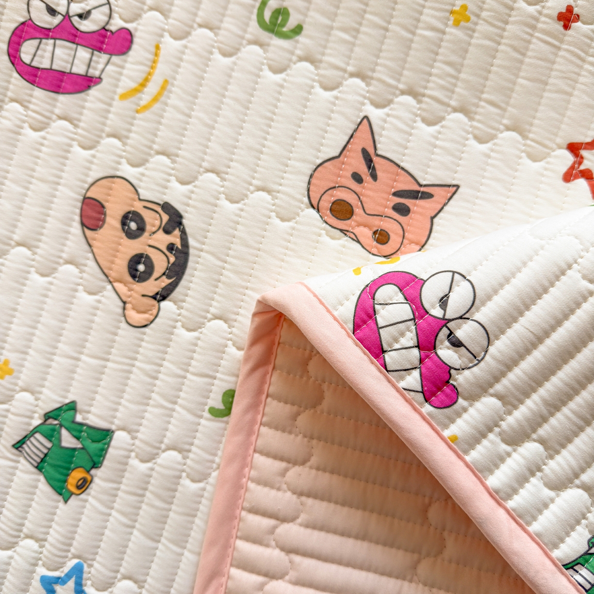 91家纺网 家纺一手货源 找家纺 雅萱家纺 2026新款A面全棉卡通印花蜡笔小新单床盖床盖单件床盖三件套 小新的一家