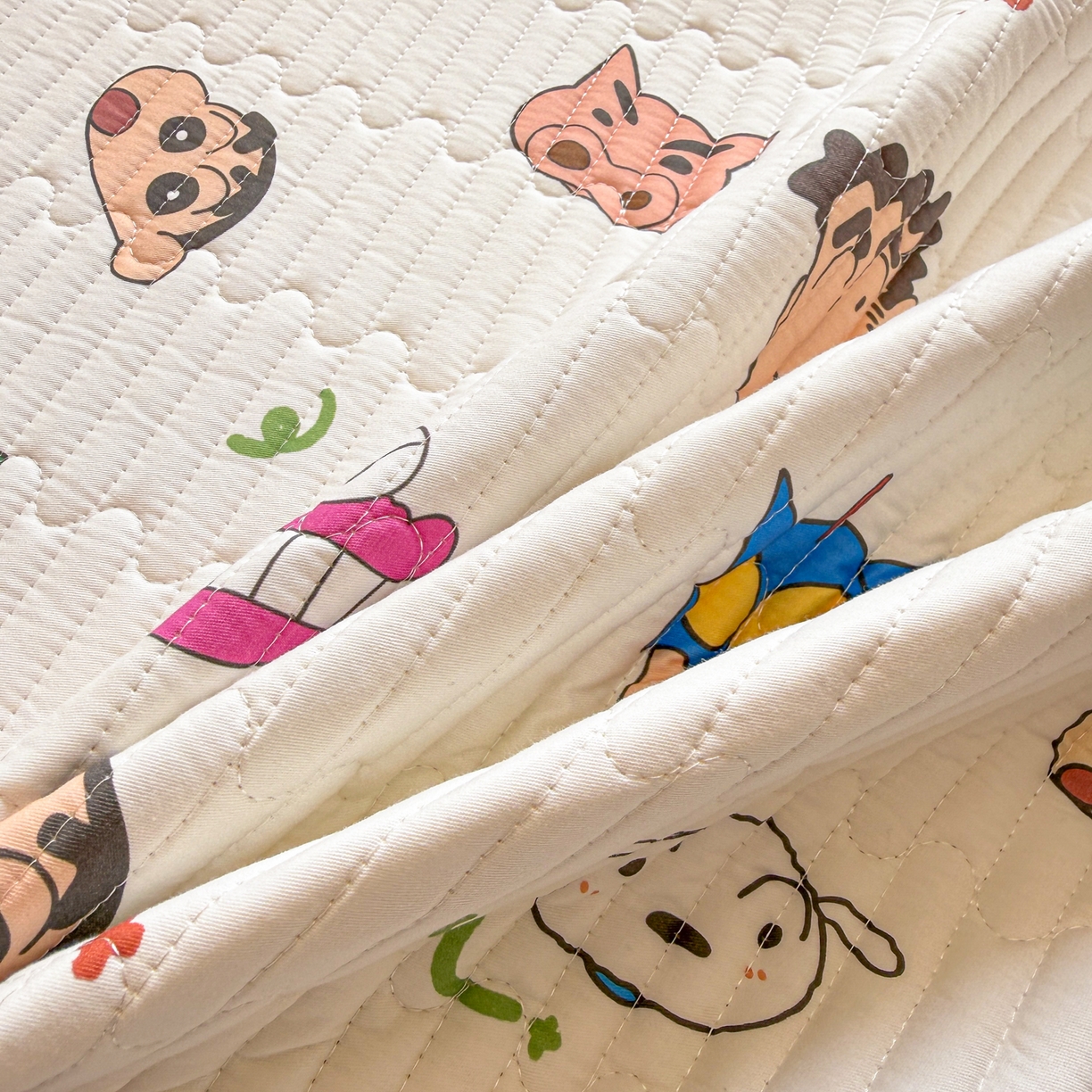 91家纺网 家纺一手货源 找家纺 雅萱家纺 2026新款A面全棉卡通印花蜡笔小新单床盖床盖单件床盖三件套 小新的一家