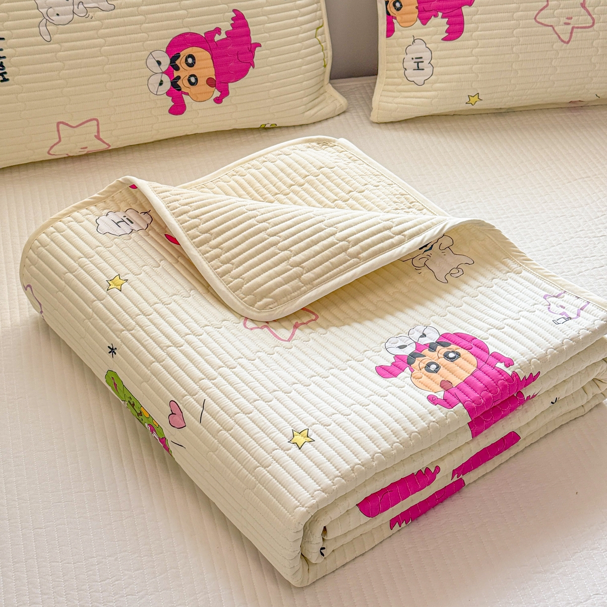 91家纺网 家纺一手货源 找家纺 雅萱家纺 2026新款A面全棉卡通印花蜡笔小新单床盖床盖单件床盖三件套 恐龙小新