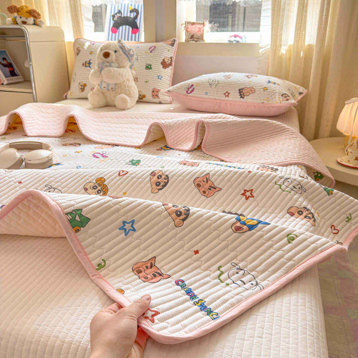 91家纺网 家纺一手货源 找家纺 雅萱家纺 2026新款A面全棉卡通印花蜡笔小新单床盖床盖单件床盖三件套 小新的一家