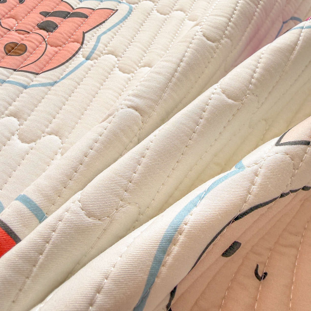 91家纺网 家纺一手货源 找家纺 雅萱家纺 2026新款A面全棉卡通印花蜡笔小新单床盖床盖单件床盖三件套 小新的朋友