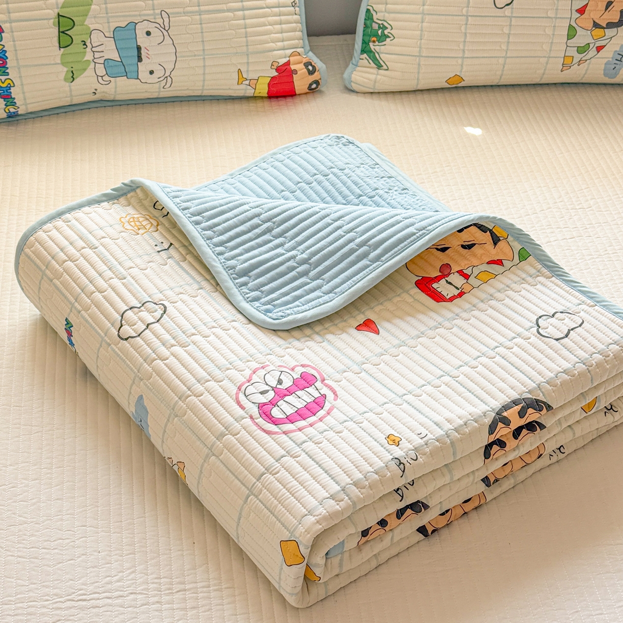 91家纺网 家纺一手货源 找家纺 雅萱家纺 2026新款A面全棉卡通印花蜡笔小新单床盖床盖单件床盖三件套 元气小新