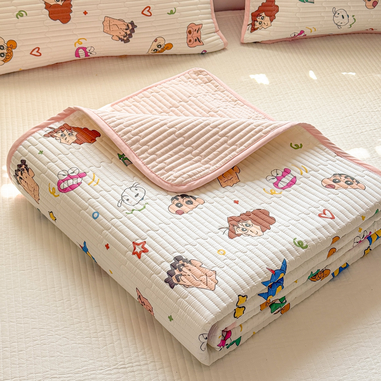 91家纺网 家纺一手货源 找家纺 雅萱家纺 2026新款A面全棉卡通印花蜡笔小新单床盖床盖单件床盖三件套 小新的一家