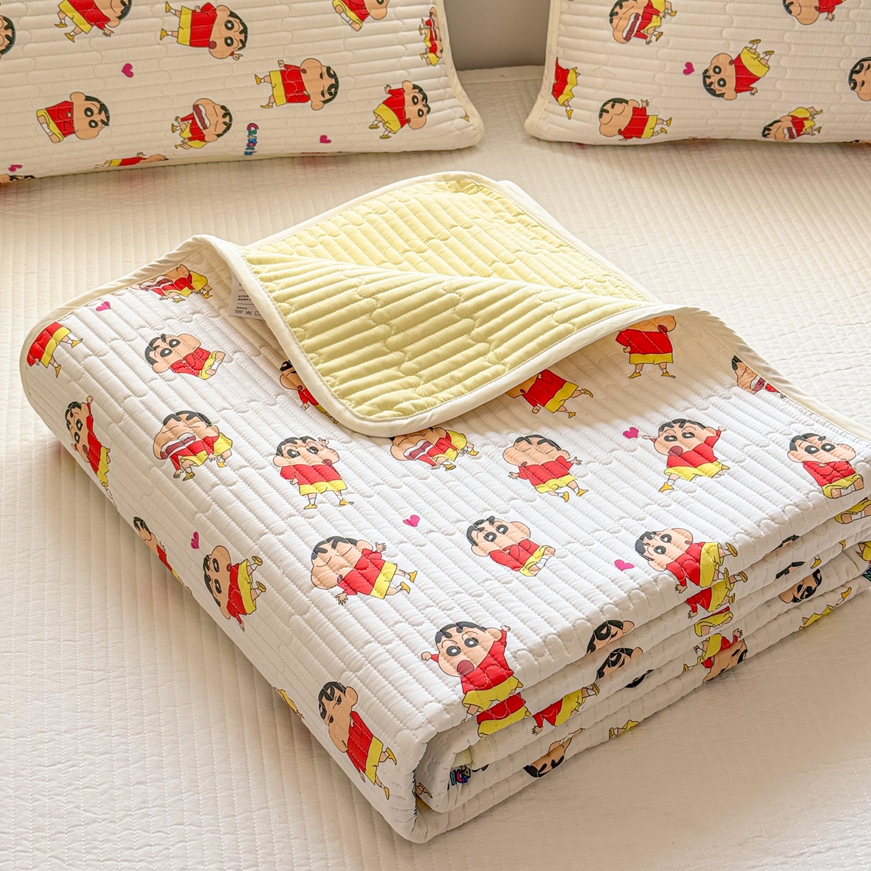 91家纺网 家纺一手货源 找家纺 雅萱家纺 2026新款A面全棉卡通印花蜡笔小新单床盖床盖单件床盖三件套 多变小新