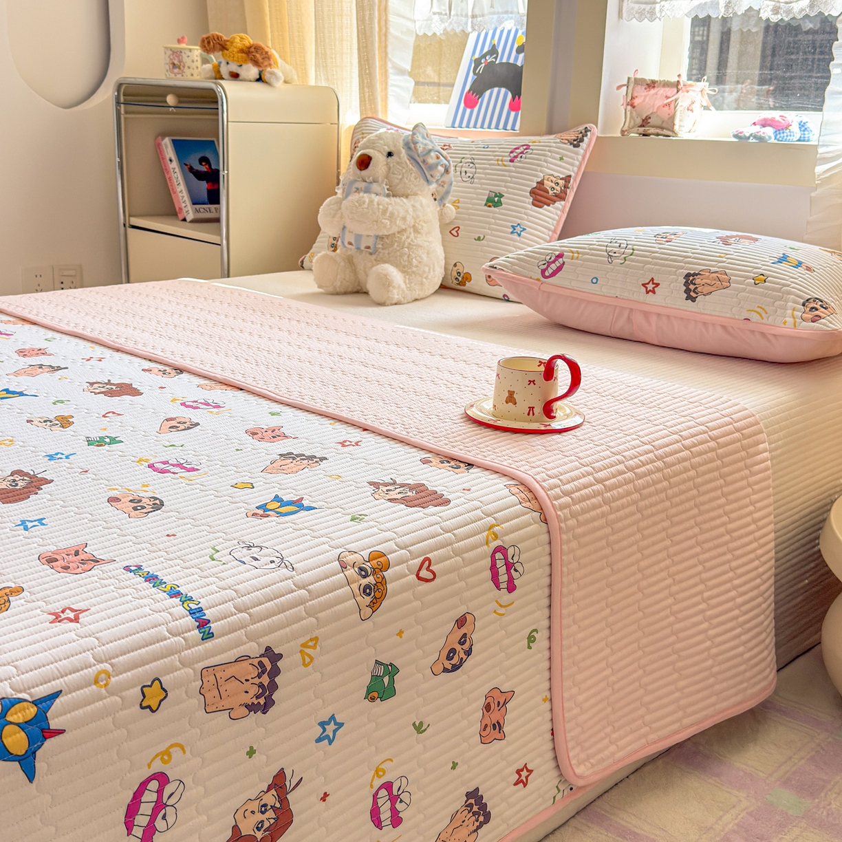 91家纺网 家纺一手货源 找家纺 雅萱家纺 2026新款A面全棉卡通印花蜡笔小新单床盖床盖单件床盖三件套 小新的一家