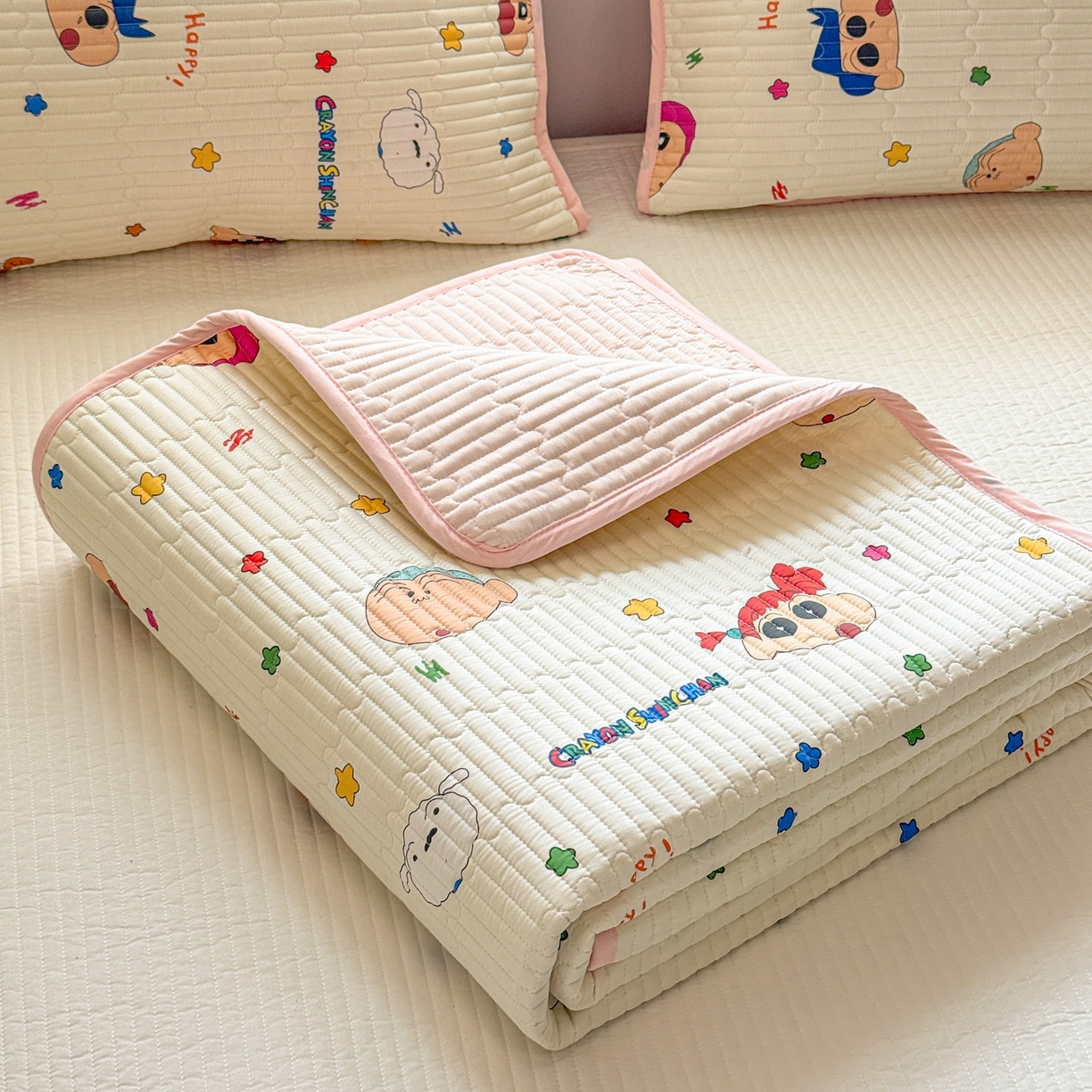 91家纺网 家纺一手货源 找家纺 雅萱家纺 2026新款A面全棉卡通印花蜡笔小新单床盖床盖单件床盖三件套 星星小新