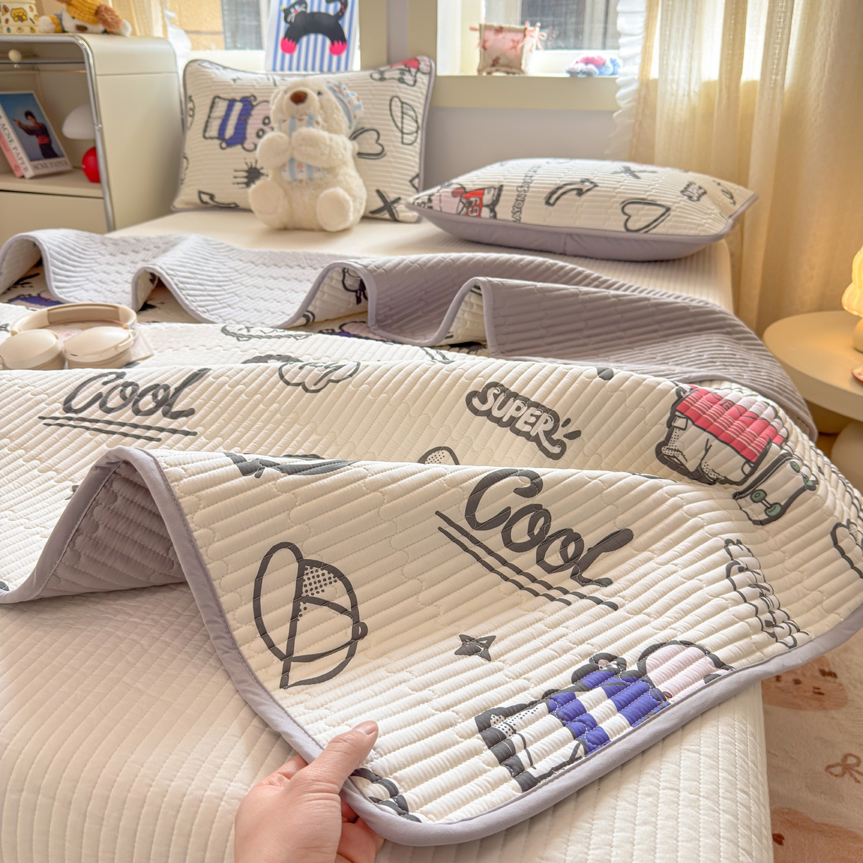 91家纺网 家纺一手货源 找家纺 雅萱家纺 2026新款A面全棉卡通印花蜡笔小新单床盖床盖单件床盖三件套 甜酷小新