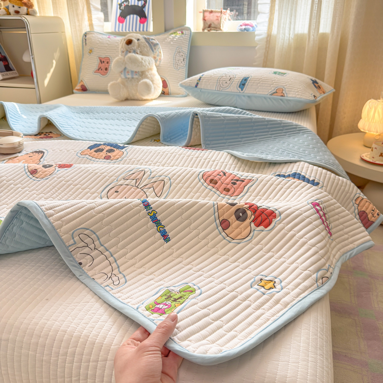 91家纺网 家纺一手货源 找家纺 雅萱家纺 2026新款A面全棉卡通印花蜡笔小新单床盖床盖单件床盖三件套 小新的朋友