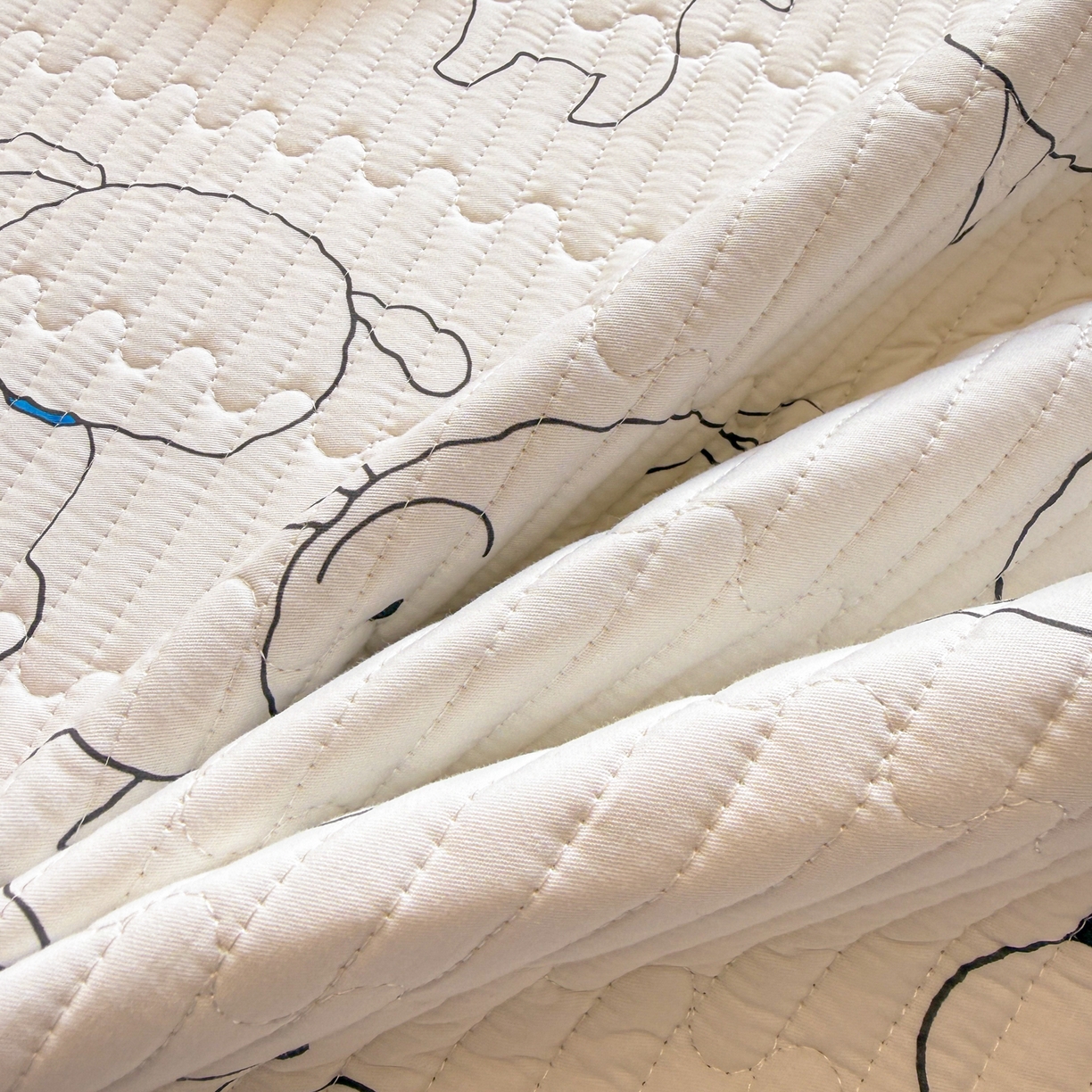 91家纺网 家纺一手货源 找家纺 雅萱家纺 2026新款A面全棉卡通印花蜡笔小新单床盖床盖单件床盖三件套 素描小新