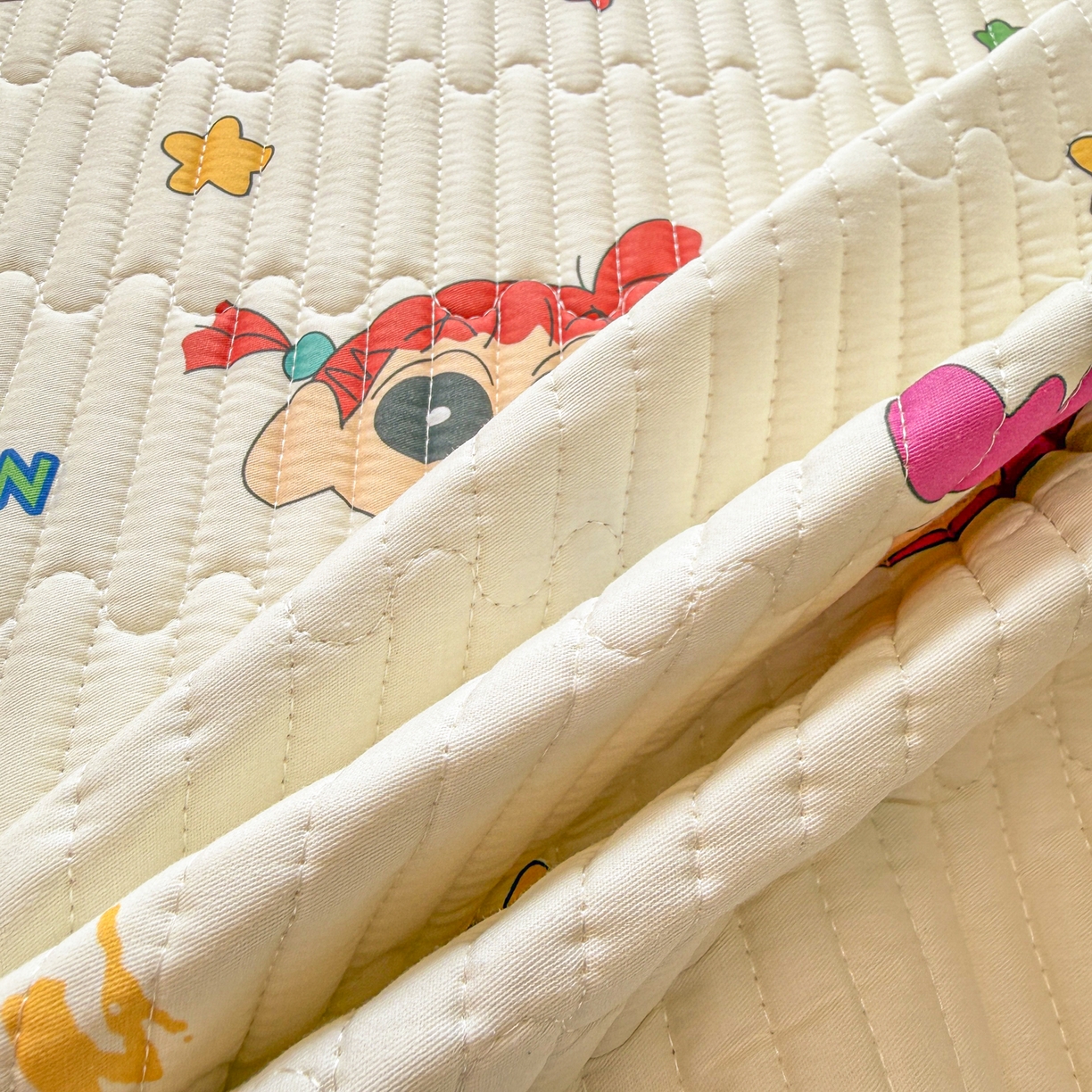 91家纺网 家纺一手货源 找家纺 雅萱家纺 2026新款A面全棉卡通印花蜡笔小新单床盖床盖单件床盖三件套 星星小新