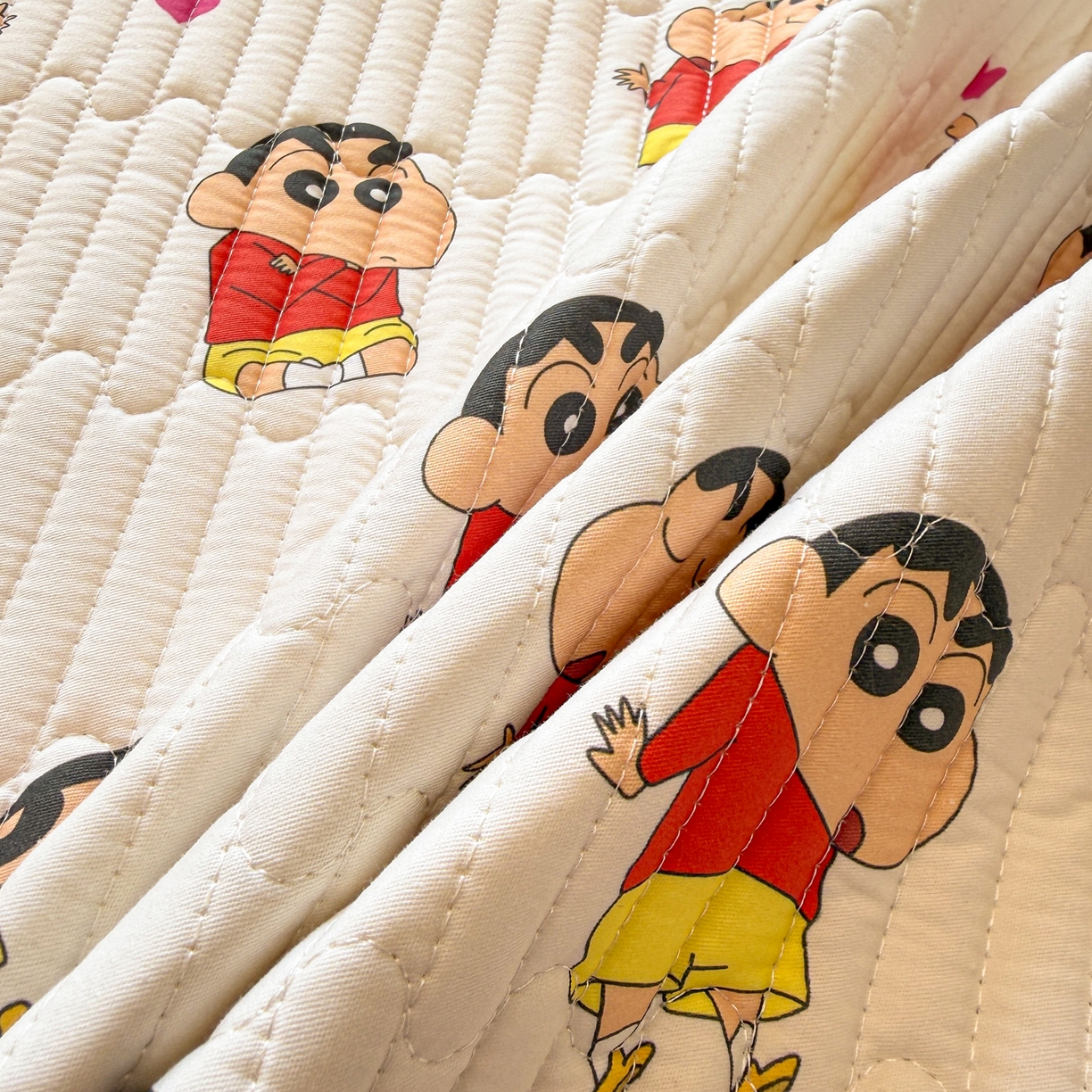 91家纺网 家纺一手货源 找家纺 雅萱家纺 2026新款A面全棉卡通印花蜡笔小新单床盖床盖单件床盖三件套 多变小新