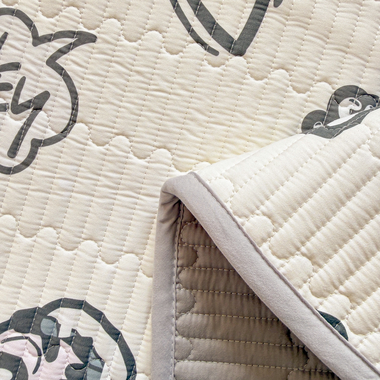 91家纺网 家纺一手货源 找家纺 雅萱家纺 2026新款A面全棉卡通印花蜡笔小新单床盖床盖单件床盖三件套 甜酷小新