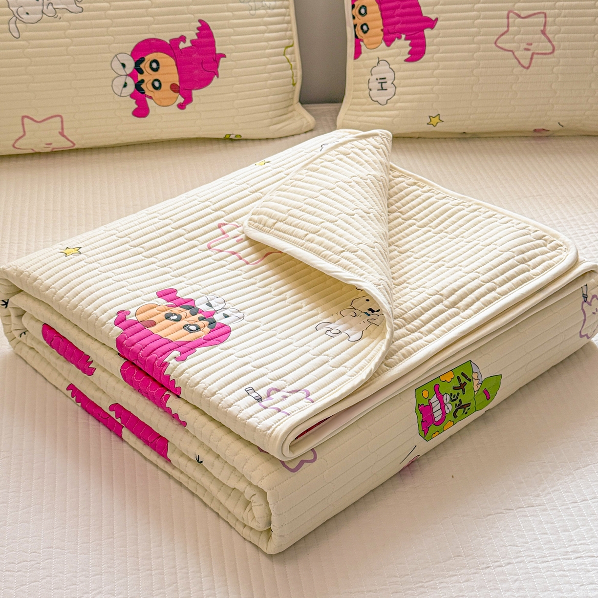 91家纺网 家纺一手货源 找家纺 雅萱家纺 2026新款A面全棉卡通印花蜡笔小新单床盖床盖单件床盖三件套 恐龙小新