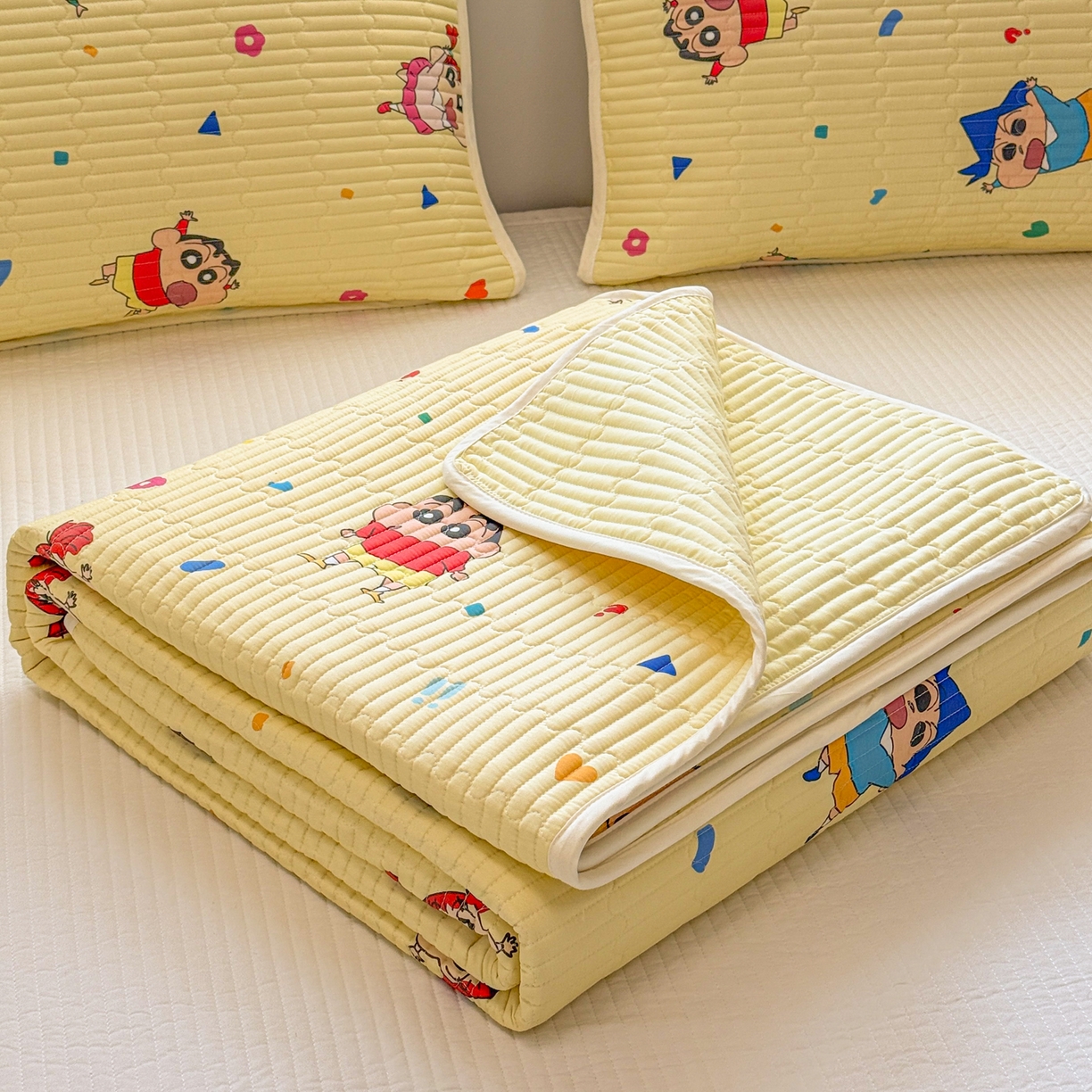 91家纺网 家纺一手货源 找家纺 雅萱家纺 2026新款A面全棉卡通印花蜡笔小新单床盖床盖单件床盖三件套 星仔生活