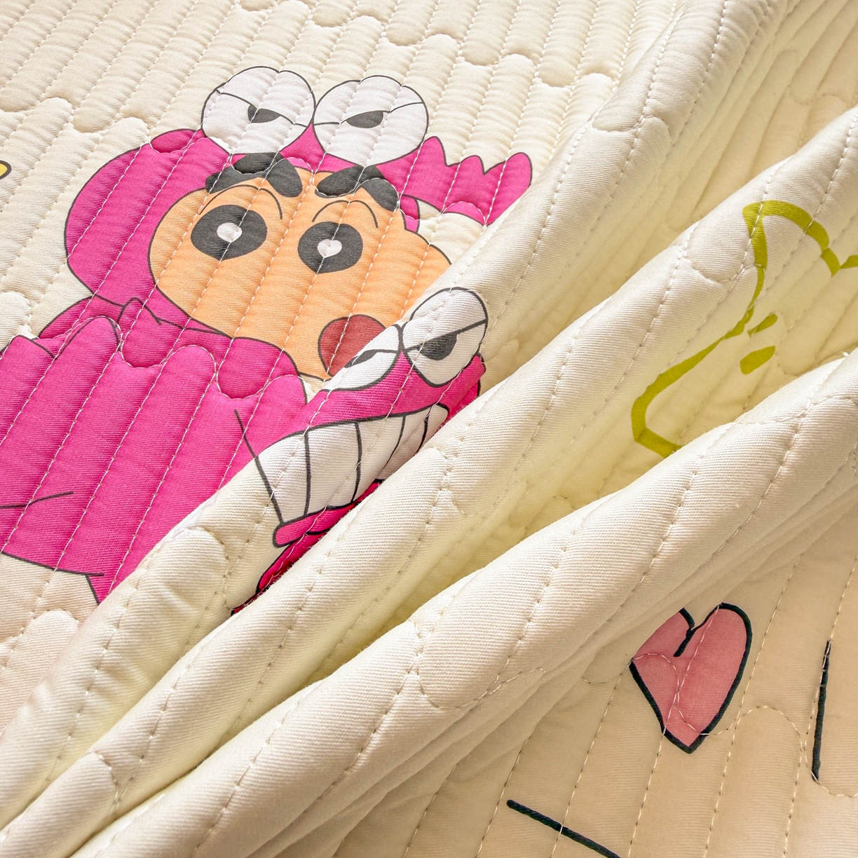 91家纺网 家纺一手货源 找家纺 雅萱家纺 2026新款A面全棉卡通印花蜡笔小新单床盖床盖单件床盖三件套 恐龙小新